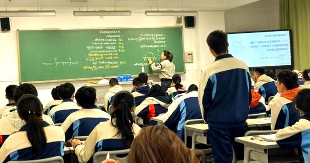 新教材新课程目标的讲堂施行才能推动高中双新常态化进讲堂 新教材新课程目标的讲堂施行才能推动高中双新常态化进讲堂