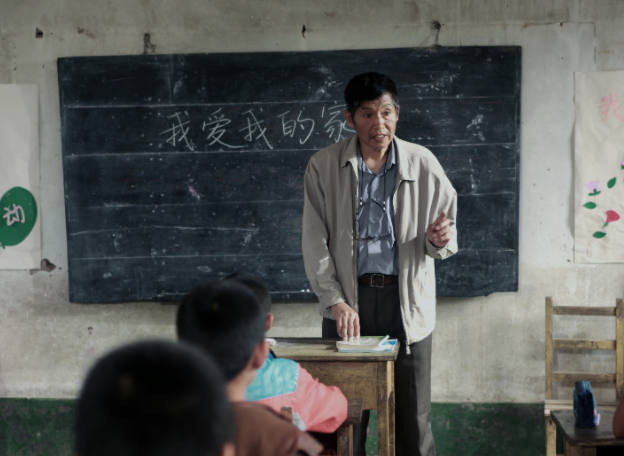 向好而变校园教育设施健全教育环境美了村庄教师待遇也大大提