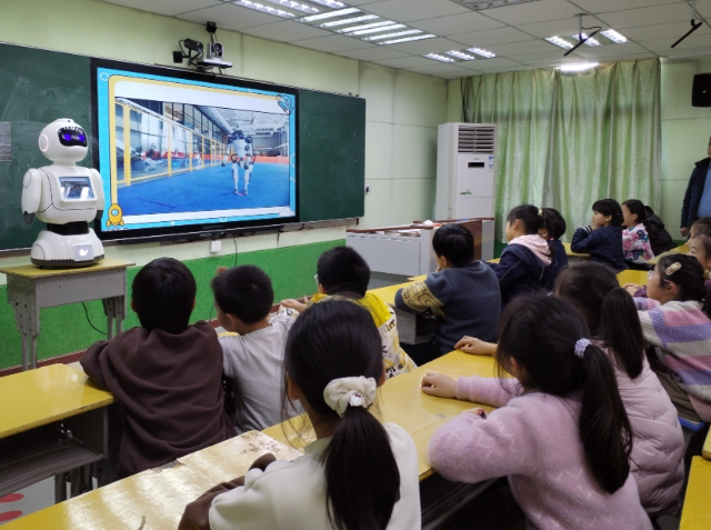 简略互动年级高一些的学生乃至能够尝试自己编程完成其间的部