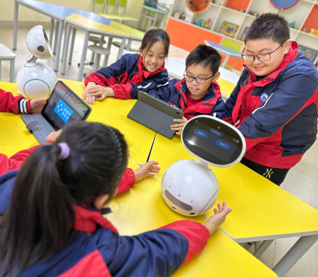 简略互动年级高一些的学生乃至能够尝试自己编程完成其间的部分模块 简略互动年级高一些的学生乃至能够尝试自己编程完成其间的部分模块