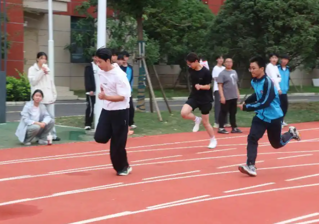 笃定中学的高一重生眉宇间有一股新学校新起点才有的锐气