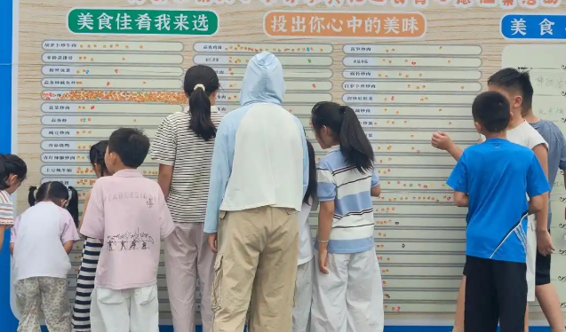 学校打破常规布局的圆形篮球场藏在树林间的流线型云梯攀爬区 学校打破常规布局的圆形篮球场藏在树林间的流线型云梯攀爬区
